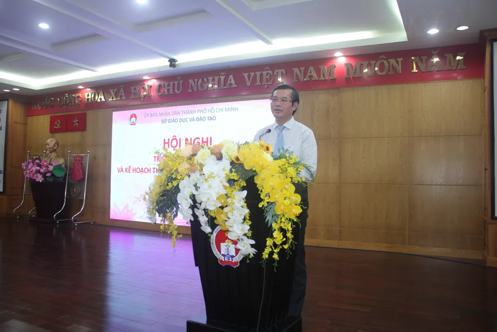 Thứ trưởng Bộ GD-ĐT Nguyễn Văn Phúc phát biểu tại hội nghị