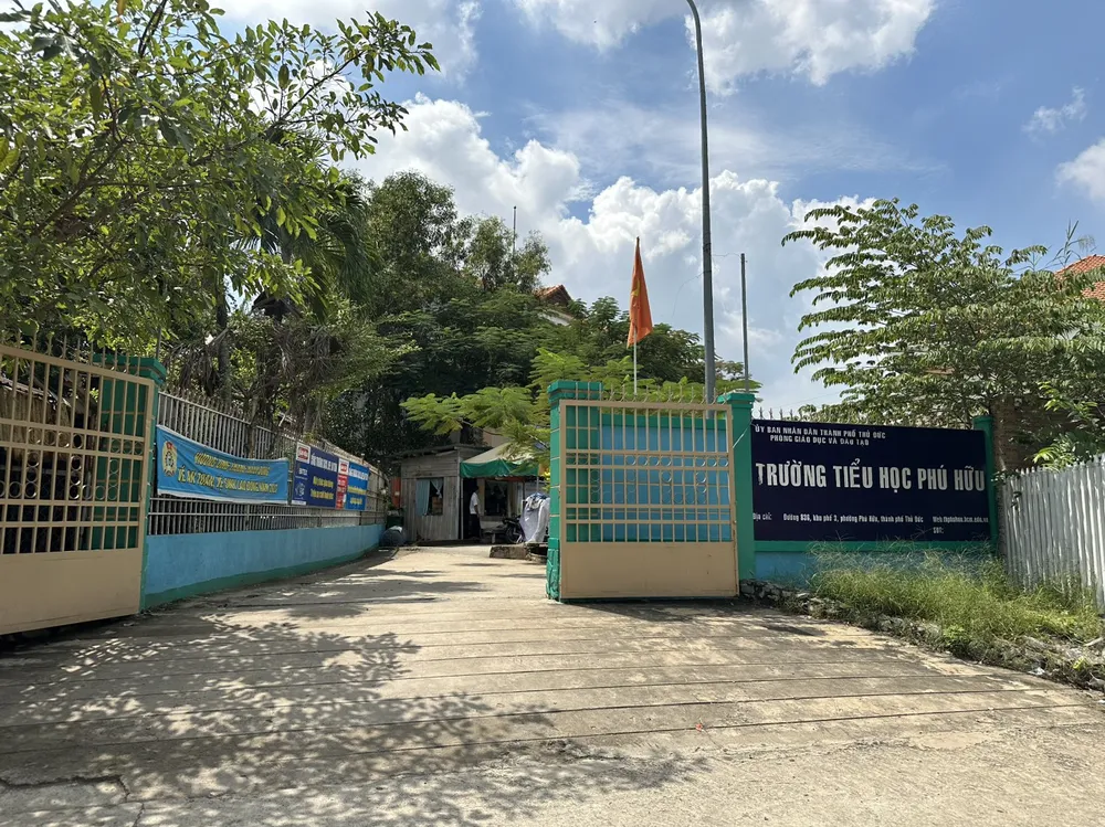 Trường Tiểu học Phú Hữu (TP Thủ Đức) là một trong 6 trường học đã dừng hợp đồng cung cấp suất ăn với Công ty cung cấp suất ăn P.A.V.L sau khi phụ huynh phát hiện có thực phẩm hư hỏng tại kho chứa thực phẩm