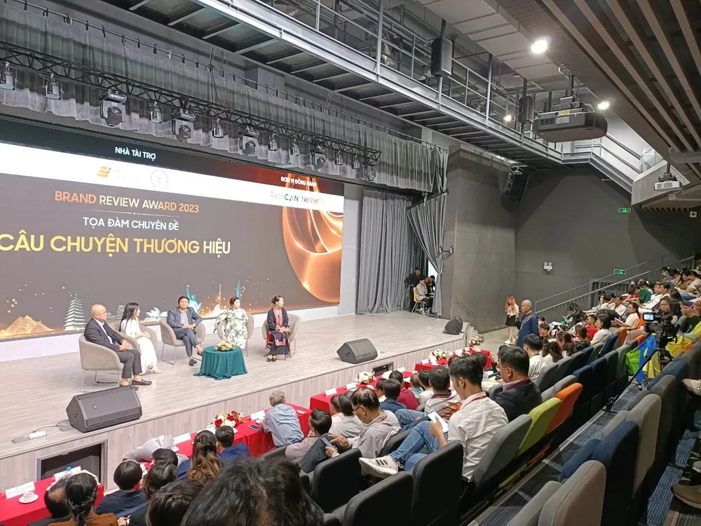 Các diễn giả, nhà nghiên cứu cùng học sinh, sinh viên tại tọa đàm "Câu chuyện thương hiệu" vào chiều 28-10