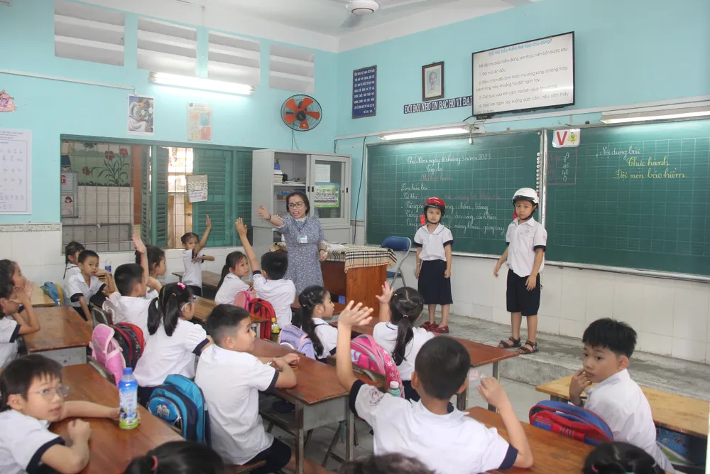 Học sinh Trường Tiểu học Hà Huy Giáp (quận 12) trong một hoạt động về an toàn giao thông