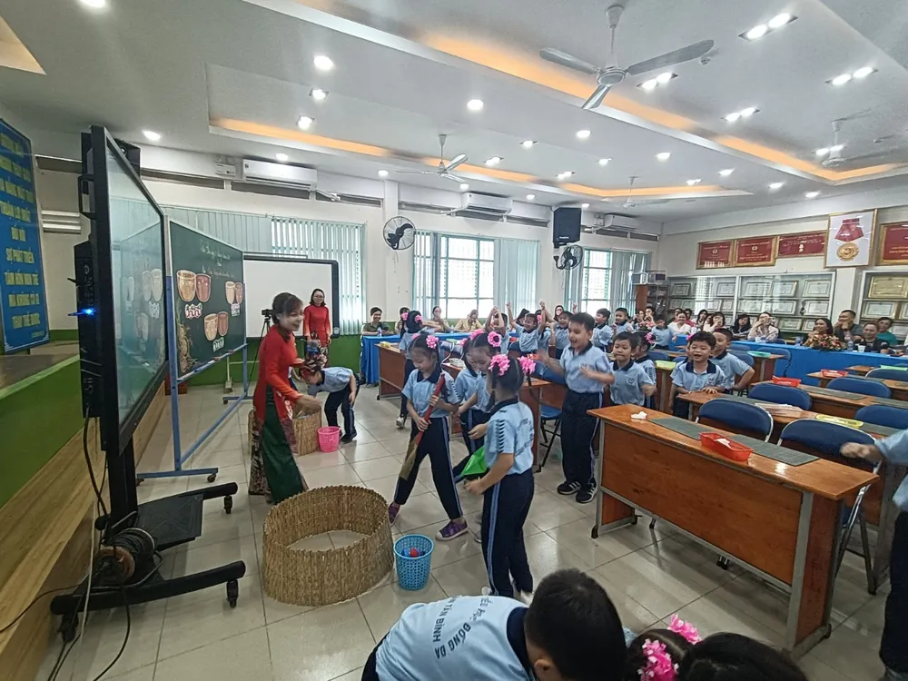 Học sinh tham gia trò chơi "Thu gom rác" trong tiết học môn Toán