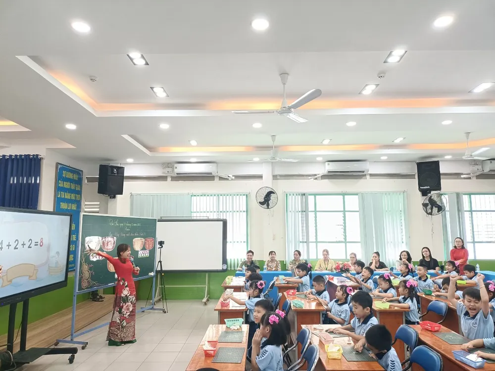 Phụ huynh hào hứng vào lớp "học" cùng con