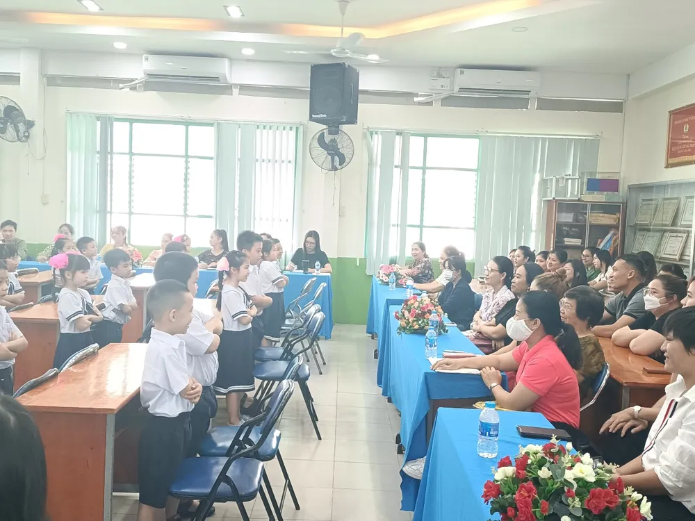 Học sinh lớp 1/2, Trường Tiểu học Đống Đa cảm ơn sự có mặt và đồng hành của cha mẹ học sinh trong hoạt động "Tiết học mở" vào sáng 1-12