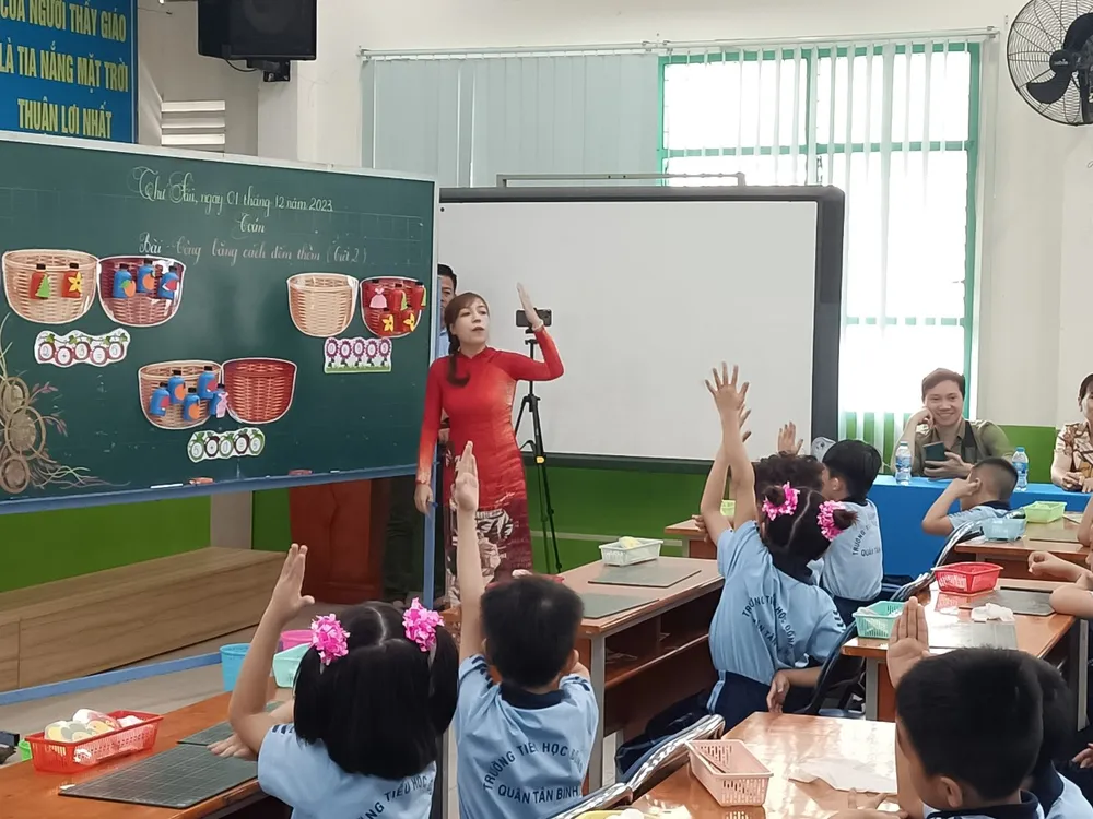 Sự dẫn dắt khéo léo của giáo viên giúp không khí lớp học trở nên sôi động và hào hứng