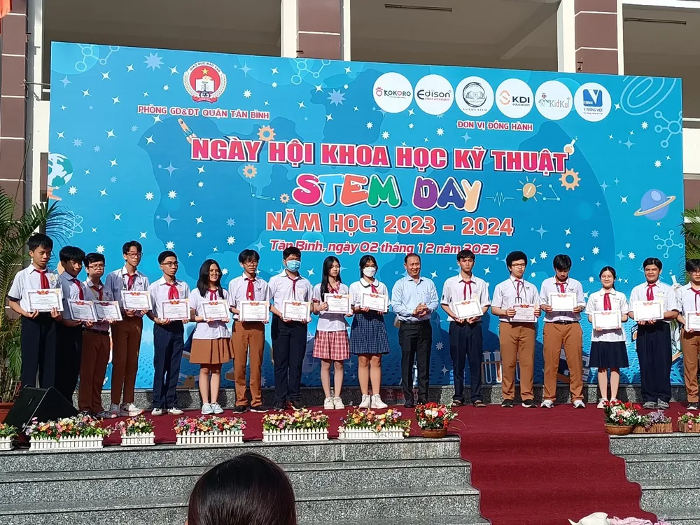 Trao giấy khen cho các đề tài xuất sắc nhất tại cuộc thi Nghiên cứu khoa học cấp quận