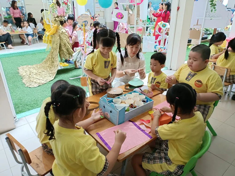 hoc-sinh-cac-truong-mam-non-tren-dia-ban-quan-1-tham-gia-ngay-hoi-hoa-be-ngoan-vao-dau-thang-12-20232-6620.jpg