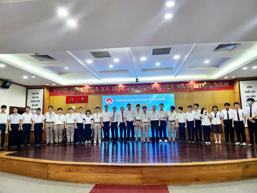 Lễ ra quân đội tuyển tham dự kỳ thi học sinh giỏi quốc gia cấp THPT năm học 2025-2026