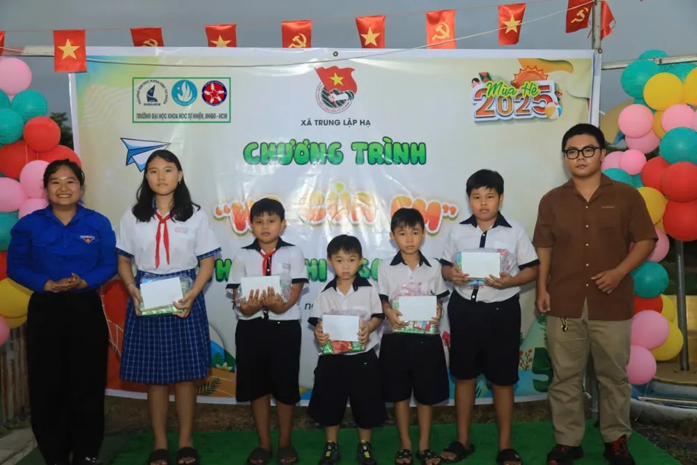 Học bổng hiếu học đến với học sinh ngoại thành