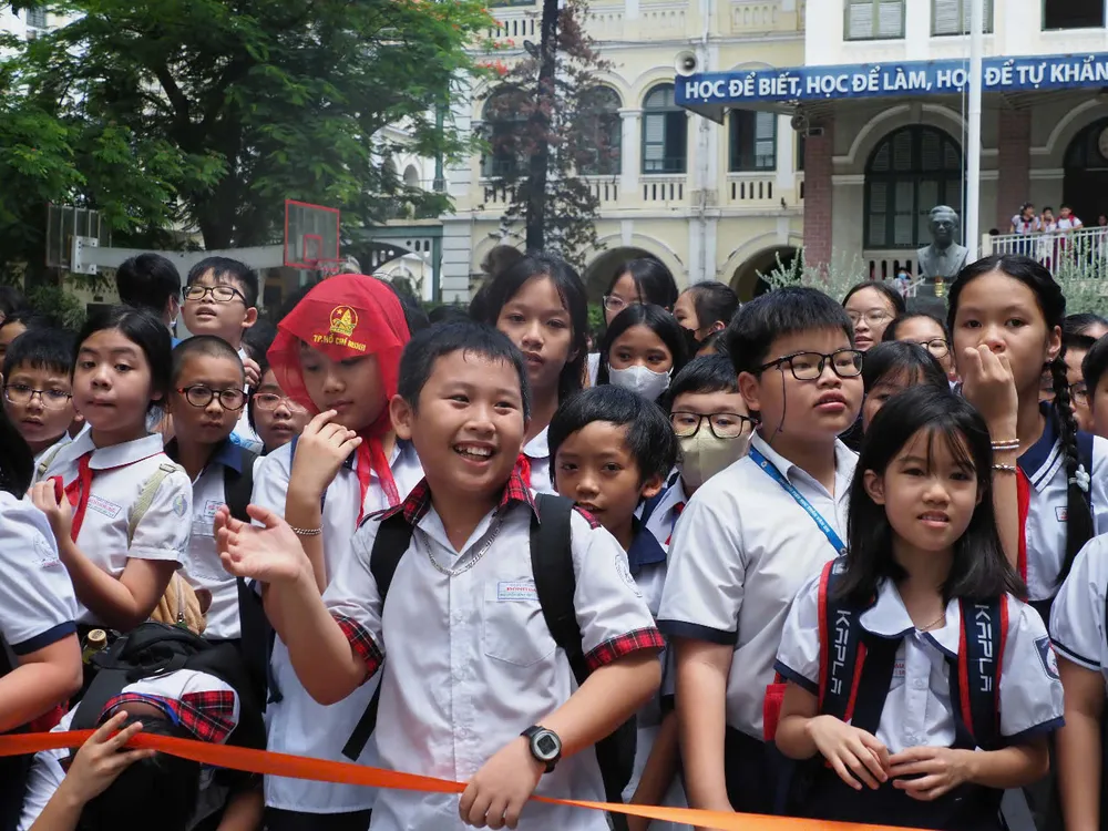 Thí sinh phấn khởi sau khi kết thúc giờ làm bài khảo sát