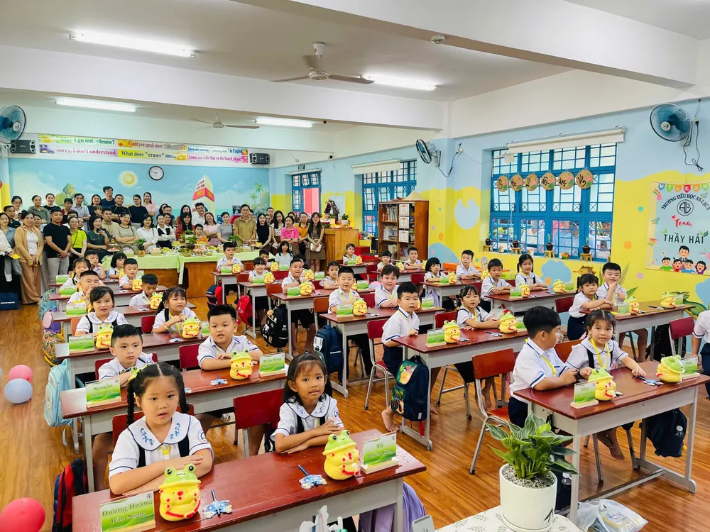 Học sinh Trường Tiểu học An Lạc 3 (phường An Lạc, TPHCM) trong ngày tựu trường năm học 2025-2026