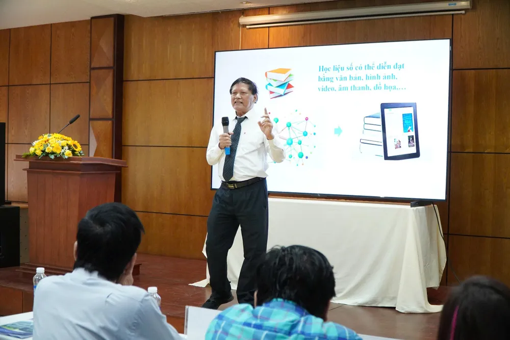 TS. Nguyễn Tuấn Hoa, thành viên xây dựng Chiến lược Phát triển kinh tế số, xã hội số quốc gia phát biểu tại hội nghị