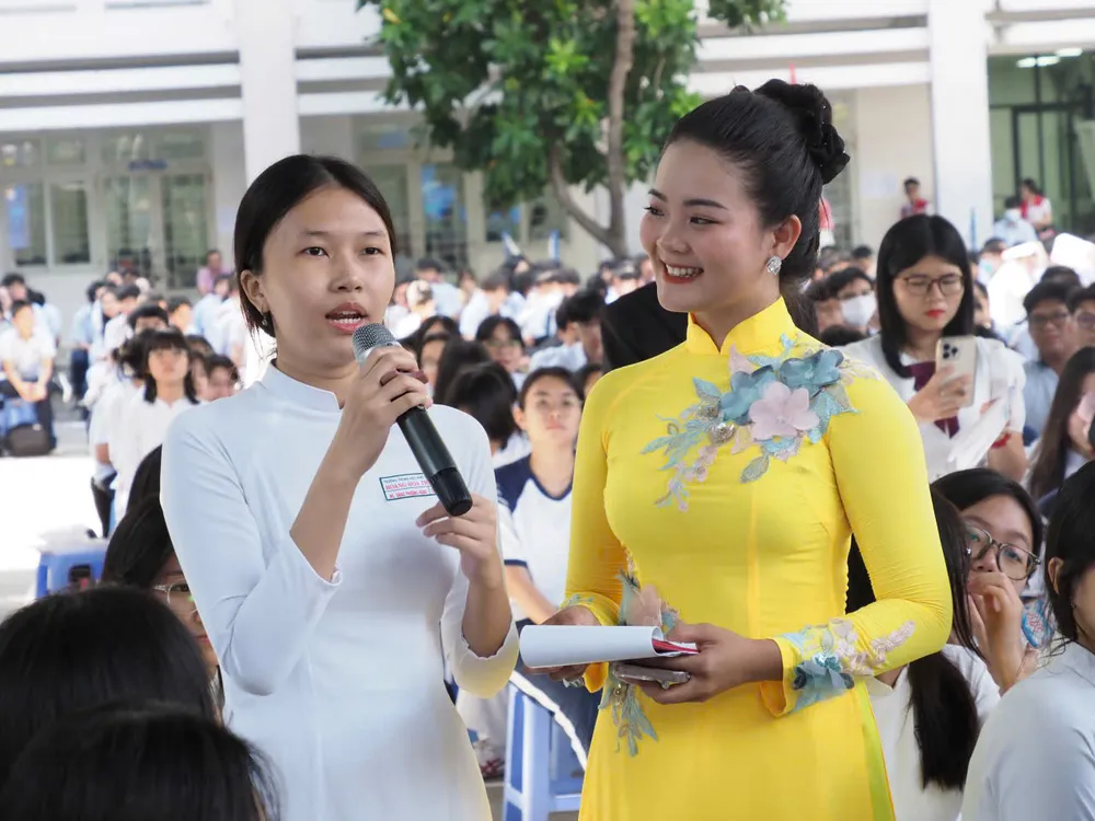 Học sinh đặt câu hỏi tại chương trình tư vấn hướng nghiệp
