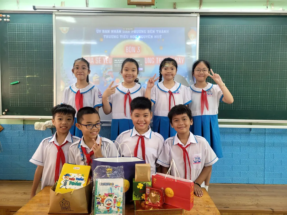 Học sinh lớp 4/3, Trường Tiểu học Nguyễn Huệ (phường Bến Thành) quyên góp giúp học sinh có hoàn cảnh khó khăn