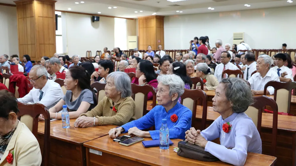 Các nhà giáo lão thành họp mặt nhân kỷ niệm 43 năm Ngày Nhà giáo Việt Nam 20-11