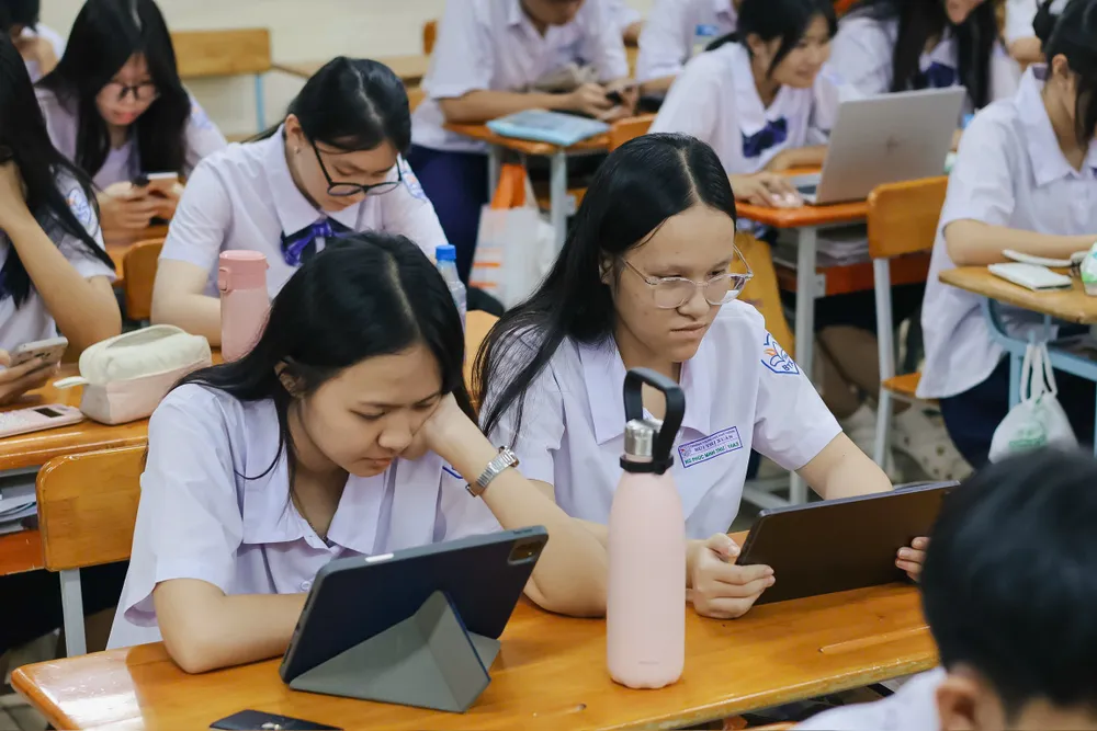 Học sinh Trường THPT Bùi Thị Xuân (phường Bến Thành, TPHCM) thực hiện bài kiểm tra cuối học kỳ 1 năm học 2025-2026 trên thiết bị điện tử