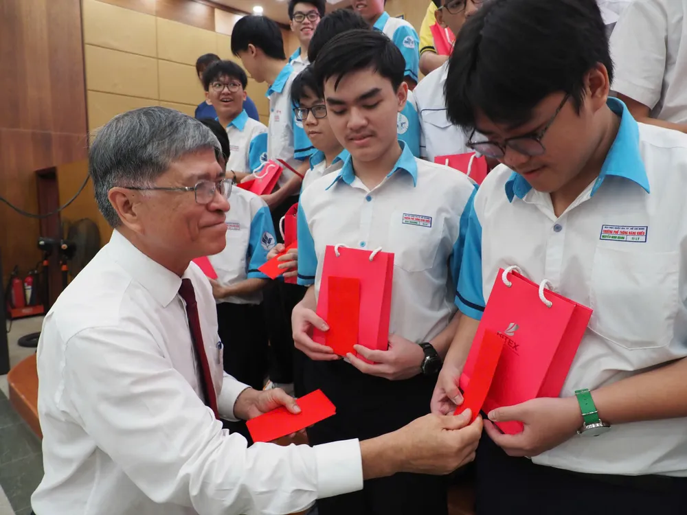 Giám đốc Sở GD-ĐT TPHCM Nguyễn Văn Hiếu động viên các học sinh tham gia kỳ thi chọn học sinh giỏi quốc gia THPT năm học 2025-2026