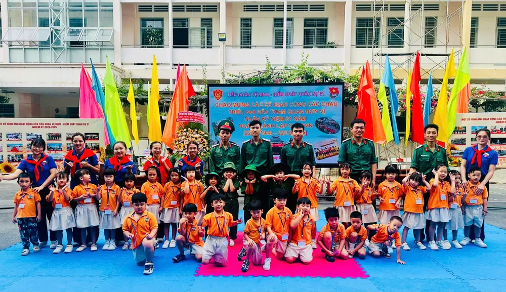 Học sinh Trường Mầm non Hoa Lư (phường Sài Gòn) tham gia hoạt động kỷ niệm Ngày thành lập Quân đội nhân dân Việt Nam