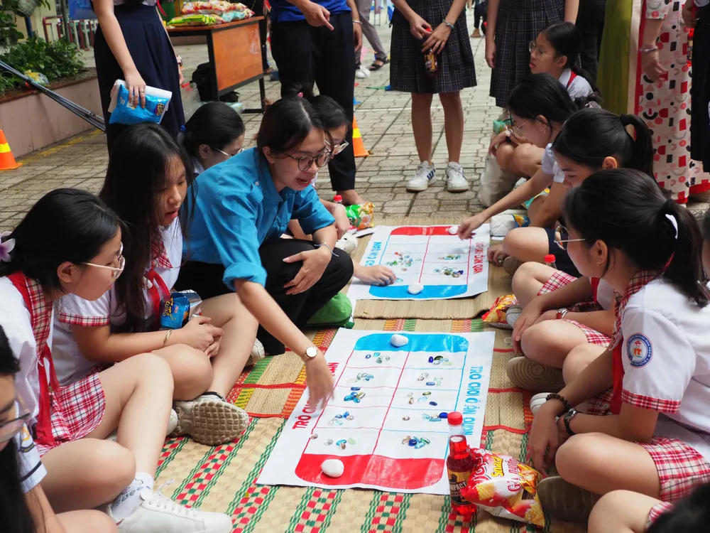 Trò chơi dân gian là một trong những hoạt động vui chơi được tăng cường trong trường học để giảm thời gian học sinh tiếp xúc với thiết bị điện tử. Ảnh minh họa