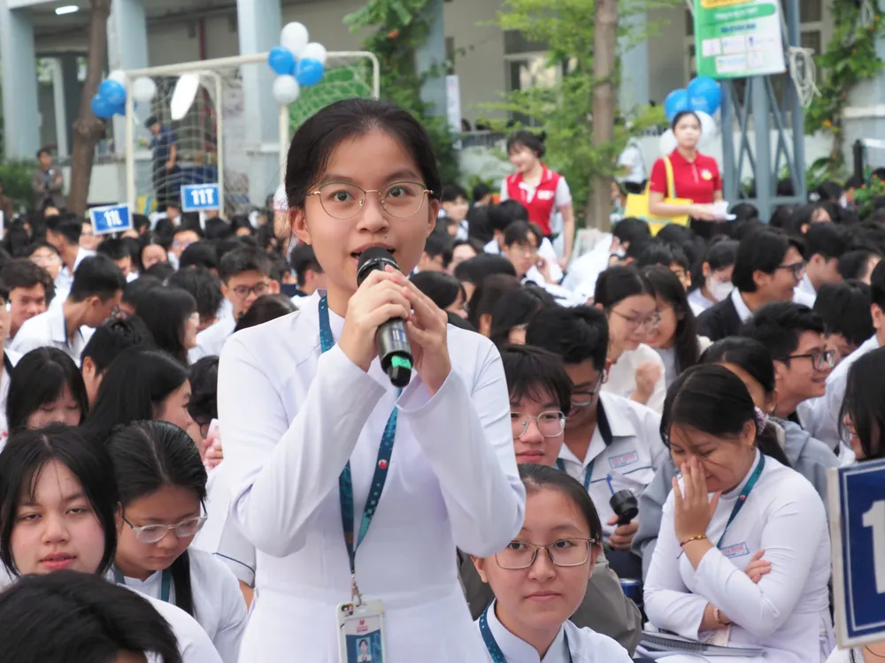 Học sinh Trường THPT Gia Định đặt câu hỏi tại chương trình tư vấn tuyển sinh