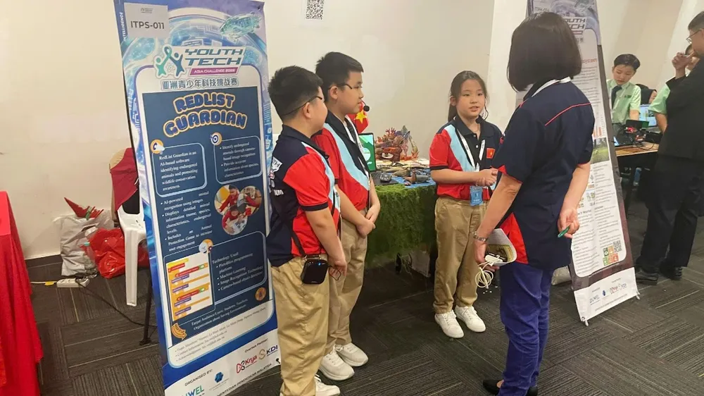 Học sinh Việt Nam tự tin thuyết trình với Ban giám khảo quốc tế