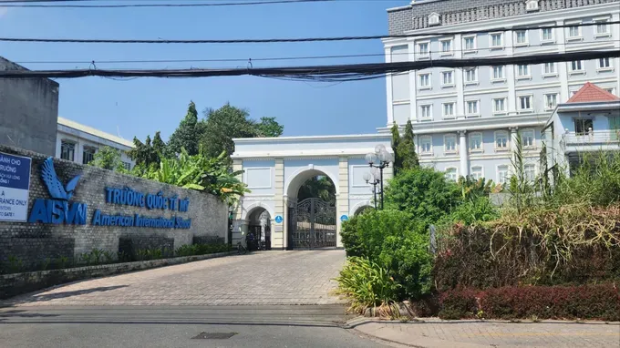 Trường Tiểu học, THCS, THPT Quốc tế Mỹ (AISVN) tại địa chỉ số 220 Nguyễn Văn Tạo thuộc xã Long Thới, huyện Nhà Bè, TPHCM (nay là xã Hiệp Phước, TPHCM)