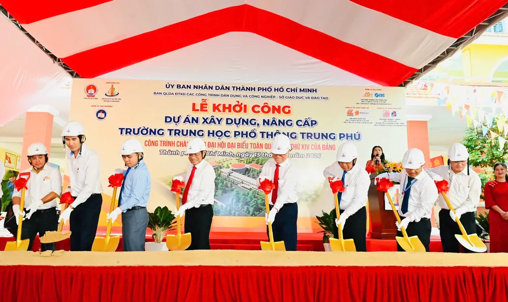 Đại biểu thực hiện nghi thức khởi công dự án xây dựng, nâng cấp Trường THPT Trung Phú. Ảnh: VIỆT DŨNG