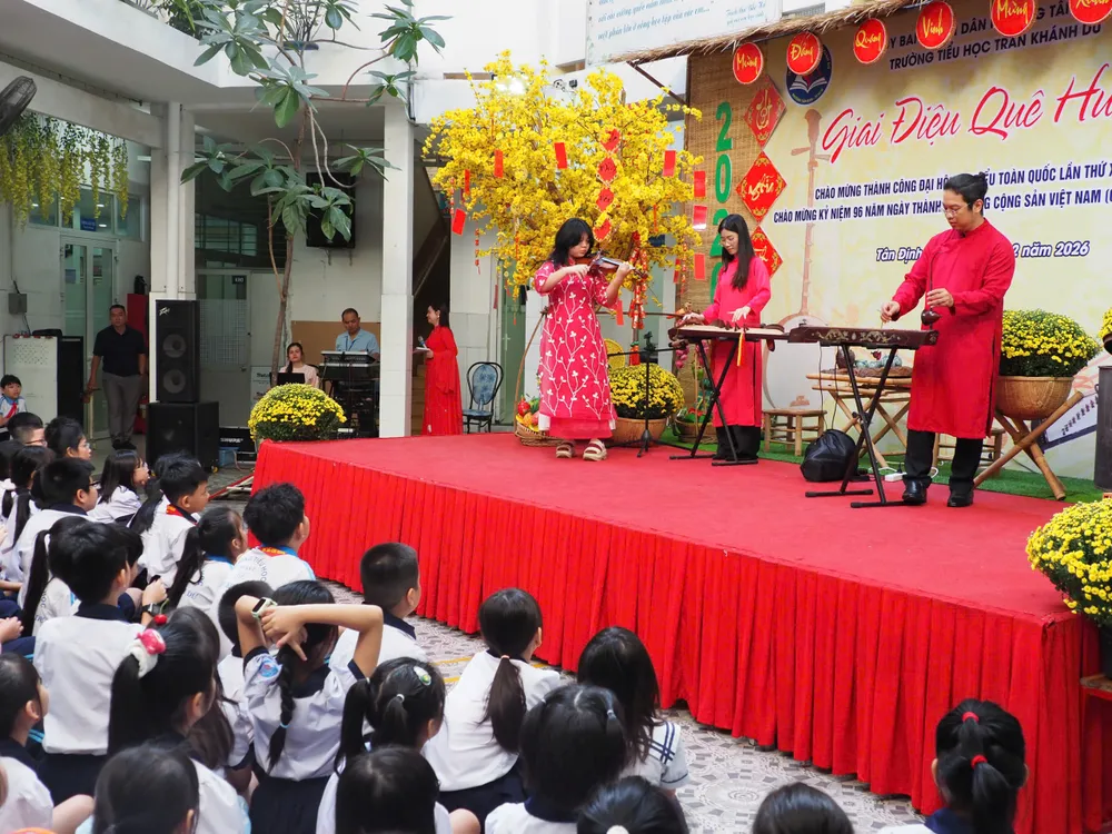 Chuyên đề "Em yêu giai điệu quê hương" do Trường Tiểu học Trần Khánh Dư tổ chức vào sáng 4-2