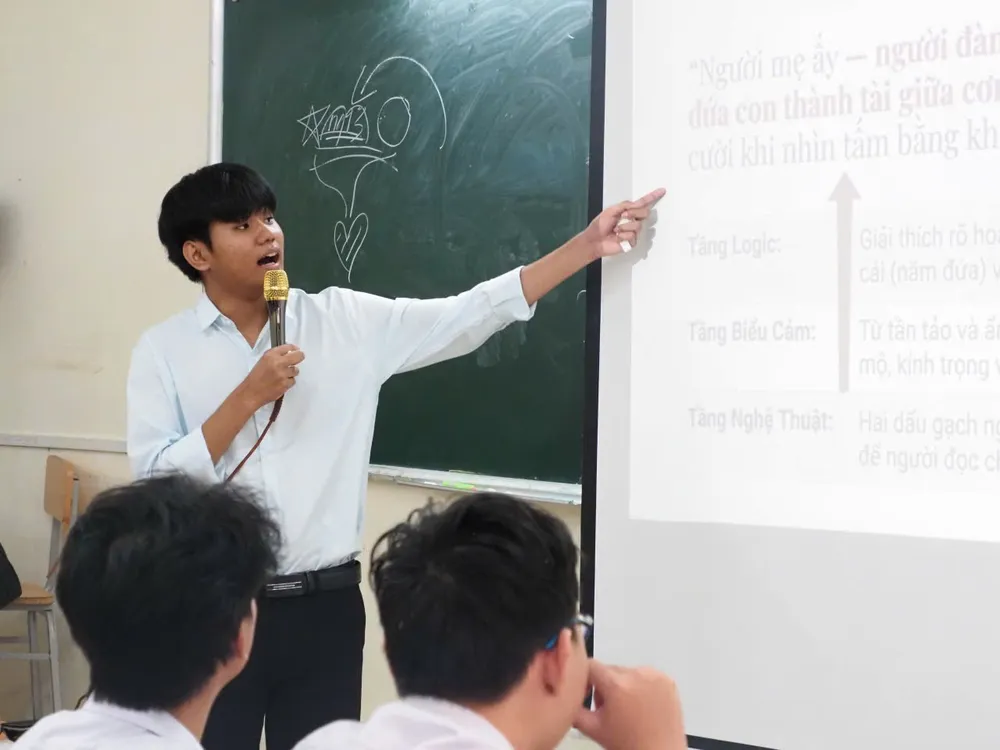 Học sinh Trường THPT Bùi Thị Xuân thử sức làm giáo viên