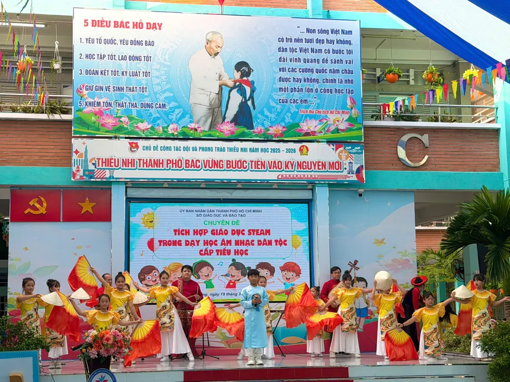 Học sinh biểu diễn cùng các nghệ nhân tại chuyên đề “Tích hợp giáo dục STEAM trong dạy học âm nhạc dân tộc cấp tiểu học" sáng 19-3