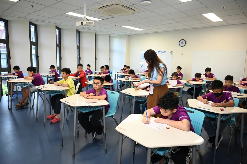 Thí sinh tham dự kỳ thi tại điểm thi Trường song ngữ quốc tế EMASI Vạn Phúc