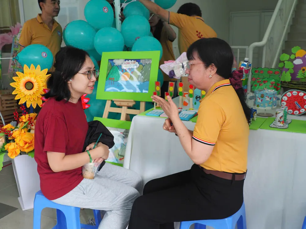 Phụ huynh tìm hiểu về trường lớp tại ngày hội tư vấn tuyển sinh do UBND phường Hòa Hưng tổ chức vào ngày 29-3-2026