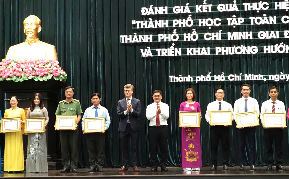 Các cá nhân nhận bằng khen của Chủ tịch UBND TPHCM do có thành tích xuất sắc trong công tác xây dựng Thành phố học tập toàn cầu UNESCO trên địa bàn TPHCM năm 2025