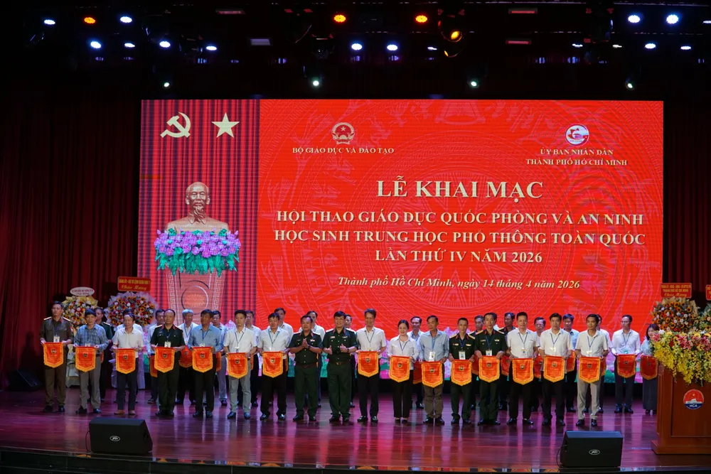 Lãnh đạo Bộ GD-ĐT và UBND TPHCM cùng đại diện Quân khu 7 và các sở, ngành chụp ảnh lưu niệm tại lễ khai mạc hội thao