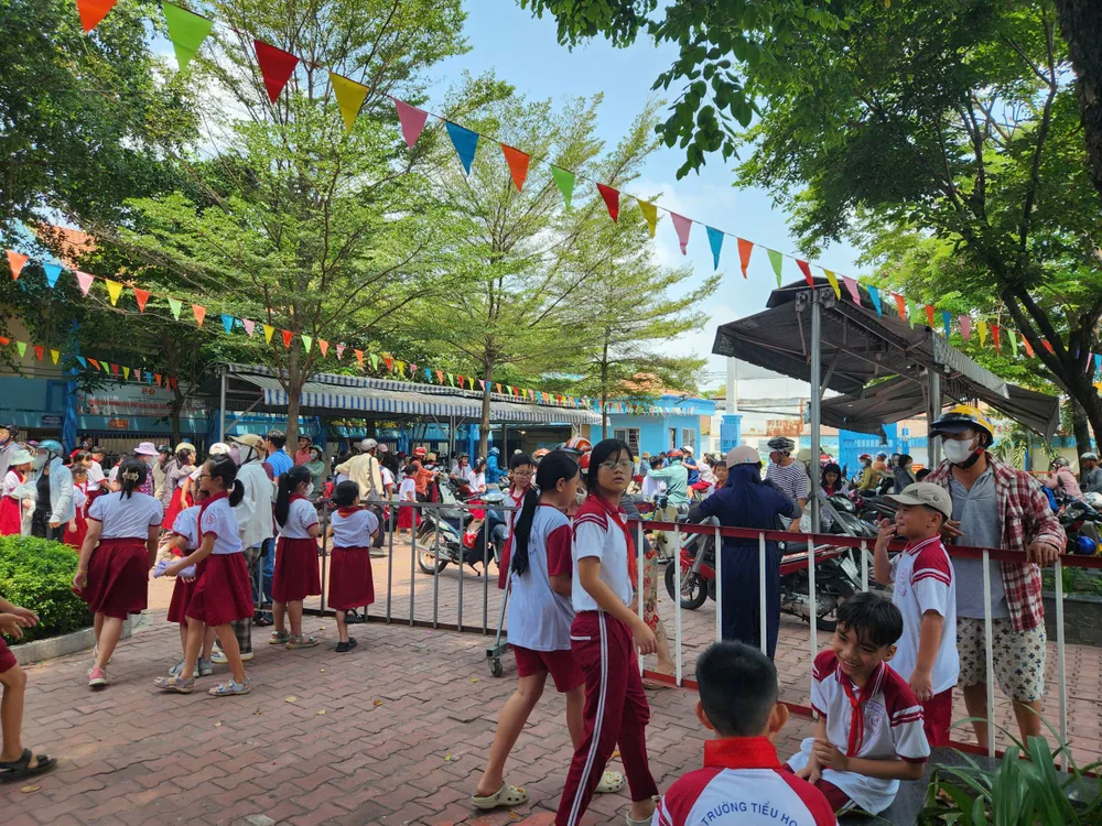 Học sinh Trường Tiểu học Bình Quới Tây sau giờ tan học