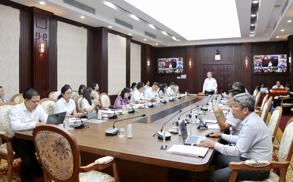 Đồng chí Nguyễn Phước Lộc làm việc với đại diện các sở, ngành, UBND 168 phường, xã, đặc khu về công tác xây dựng trường lớp. Ảnh: DŨNG PHƯƠNG