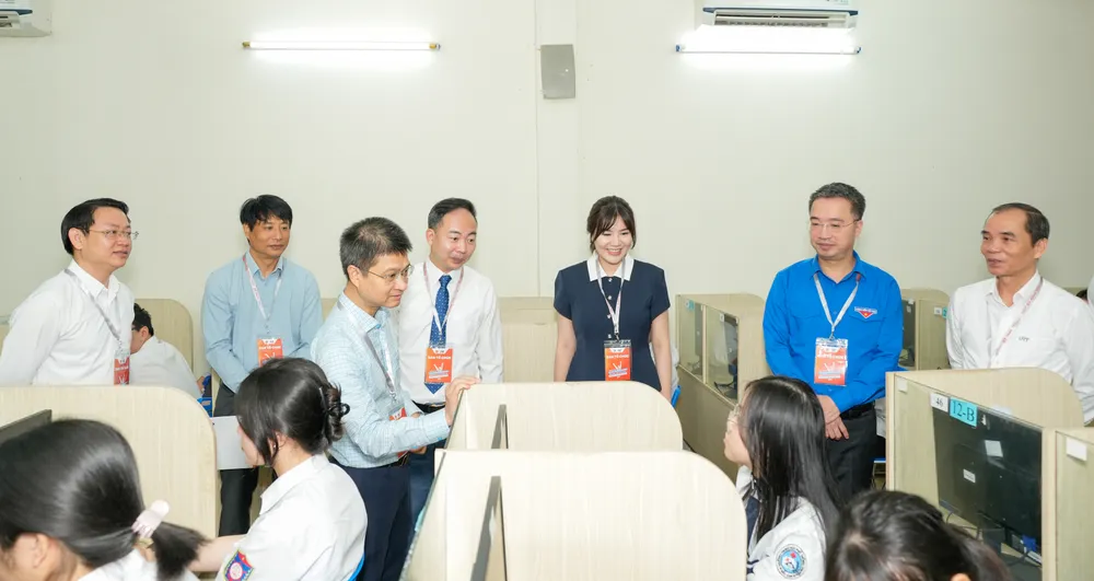 Đại diện ban tổ chức động viên thí sinh trước giờ thi