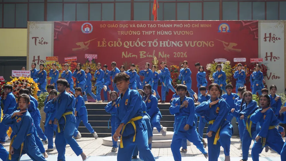 Học sinh Trường THPT Hùng Vương đồng diễn võ Vovinam tại lễ Giỗ Tổ Hùng Vương