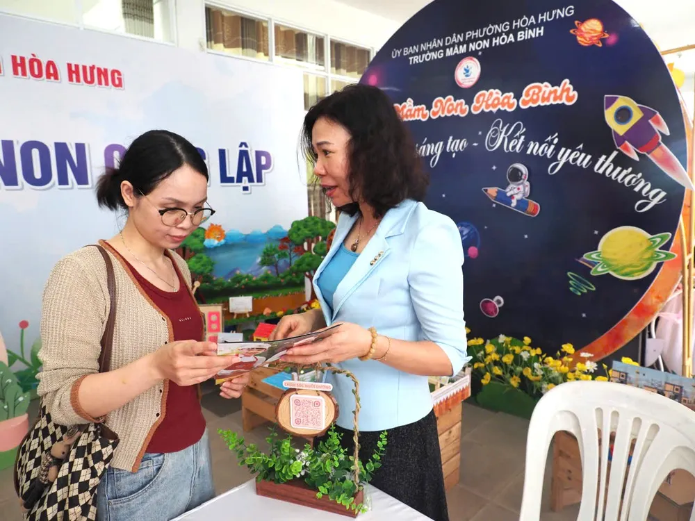 Phụ huynh tham gia Ngày hội tư vấn tuyển sinh đầu cấp năm học 2026-2027 do UBND phường Hòa Hưng tổ chức