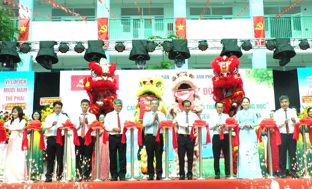 Đại diện UBND, HĐND TPHCM, Ủy ban Mặt trận Tổ quốc Việt Nam TPHCM cùng các sở, ngành cắt băng khánh thành Trường Tiểu học Trần Đại Nghĩa