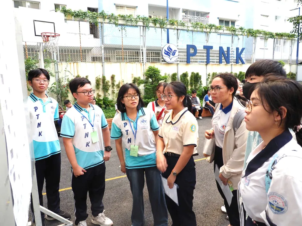 Thí sinh tham dự kỳ thi tuyển sinh lớp 10 Trường Phổ thông Năng khiếu vào sáng 23-5
