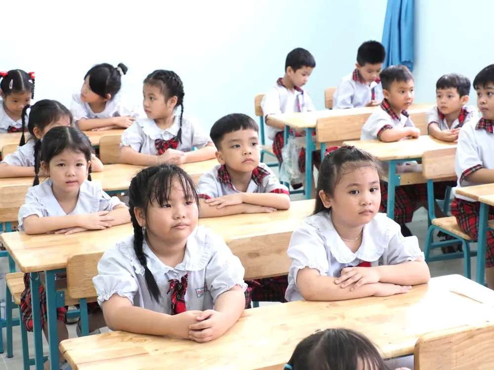 Học sinh lớp 1, Trường Tiểu học Trần Đại Nghĩa (phường Bình Hưng Hòa, TPHCM) trong ngày khánh thành trường vào giữa tháng 5-2026. Ảnh minh họa