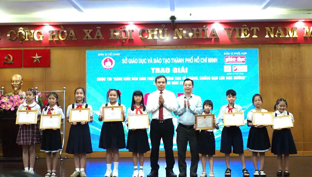 Trao giải cho những học sinh đạt giải thưởng cao của cuộc thi