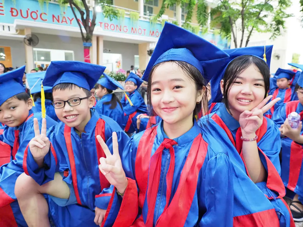 Học sinh khối lớp 5, Trường Tiểu học Trần Hưng Đạo hãnh diện và tự hào trong lễ trưởng thành