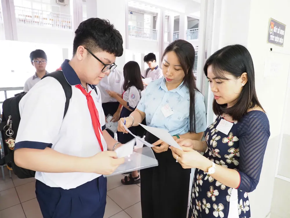 Thí sinh làm thủ tục dự thi lớp 10 tại điểm thi THCS Đống Đa (phường Thạnh Mỹ Tây) vào sáng 31-5
