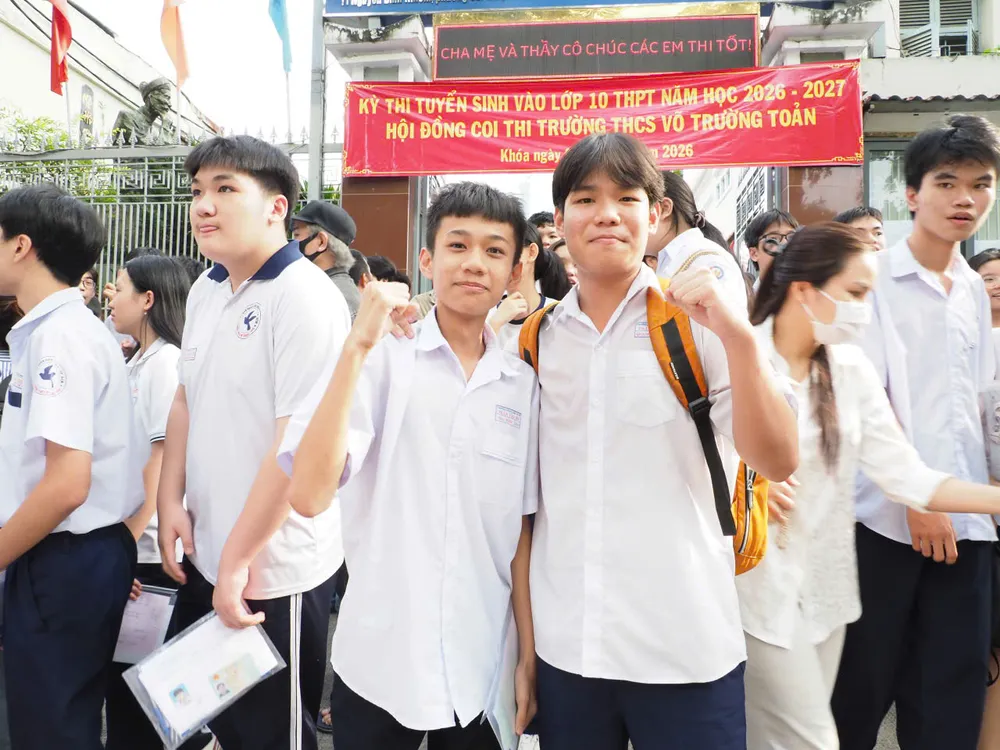 Thí sinh phấn khởi ra về sau khi kết thúc giờ làm bài môn Ngoại ngữ tại điểm thi THCS Võ Trường Toản. Ảnh: THU TÂM