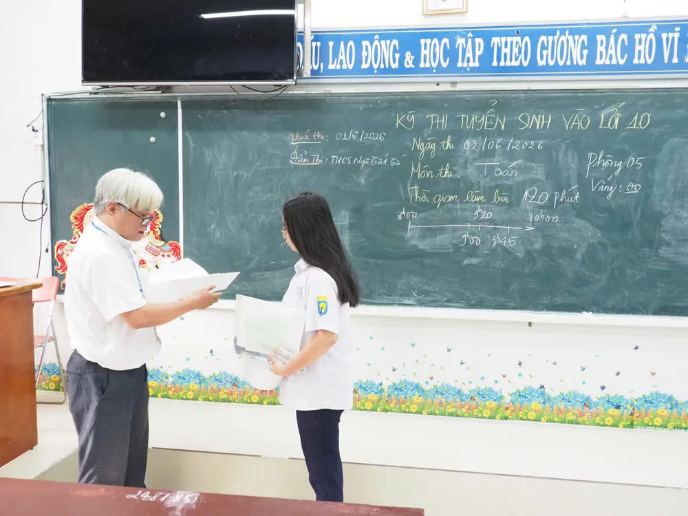 Thí sinh dự thi tại điểm thi Trường THCS Ngô Tất Tố (phường Phú Nhuận, TPHCM). Ảnh: THU TÂM