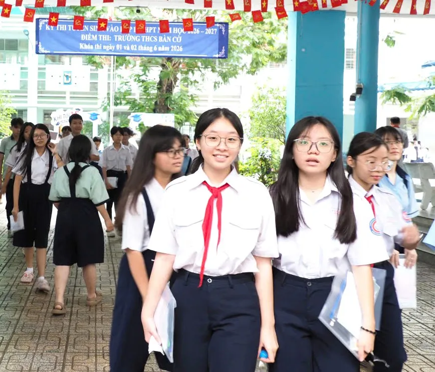 Thí sinh kết thúc giờ làm bài môn Toán tại điểm thi THCS Bàn Cờ. Ảnh: THU TÂM.