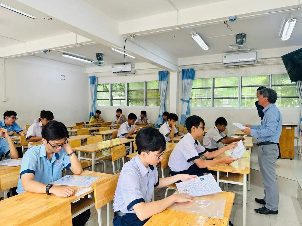 Thí sinh tại điểm thi Trường THPT Phước Long (phường Phước Long). Ảnh: THU TÂM