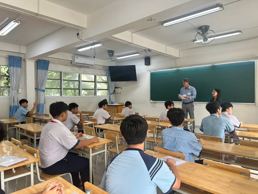Thí sinh tham dự kỳ thi tuyển sinh lớp 10 tại điểm thi Trường THPT Phước Long (phường Phước Long)