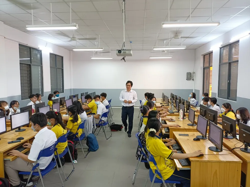 Học sinh Trường THPT chuyên Lê Hồng Phong (phường Chợ Quán) trong một giờ học